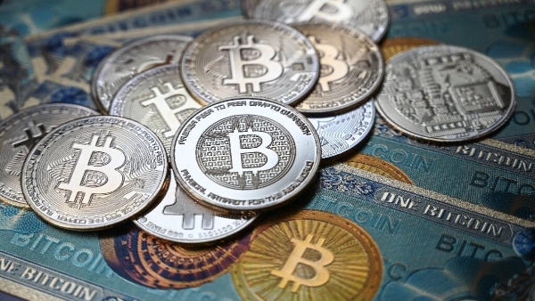 Bitcoin Price Trades Above $35,000 Mark, Solana Up 5%, Pepe Coin Gains 5% 